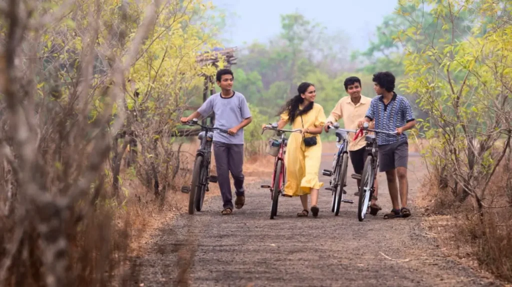 April May 99 Review Hindi : 90 के लोगों को उनकी छुट्टियों की याद दिलाती, इमोशन, मस्ती और कॉमेडी से भरपूर फिल्म