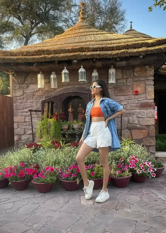 अमायरा दस्तूर 32वाँ जन्मदिन मना रही श्रीलंका के बीच पर,ईमरान हाशमी से जैकी चैन और साउथ फिल्मों में तय किया सफर 1 Amayra dastur birthday 2025