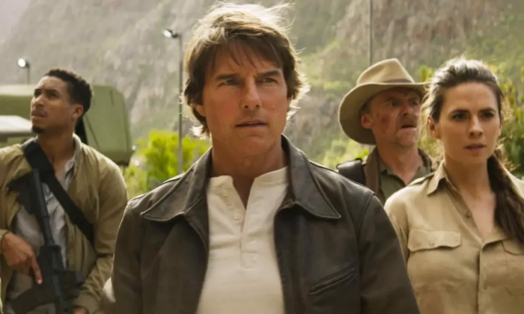 टॉम क्रूज़ कूद पड़े खुले आसमान में।