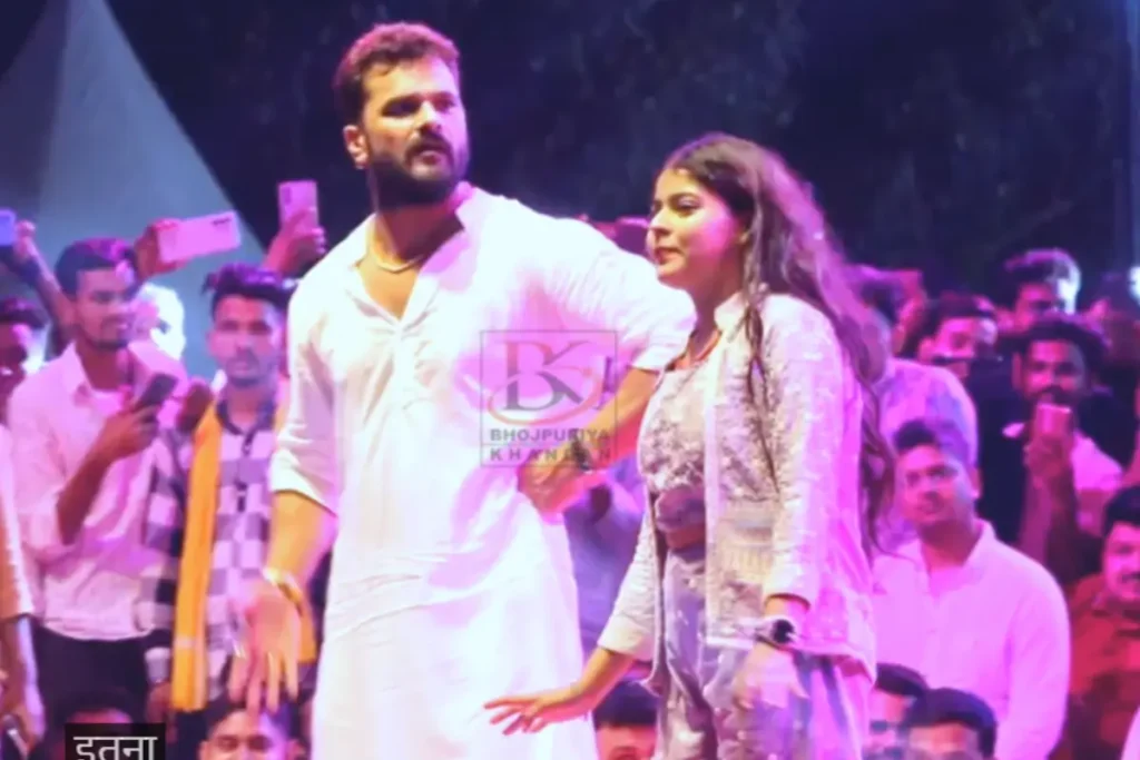 खेसारी लाल और डिम्पल सिंह के बीच हुआ जबरदस्त डांस मुकाबला बीच में आयी 15 साल की काजल हुआ हंगामा 1 Kolkatawa ki laiki Khesari Lal and Dimple Singh stage show