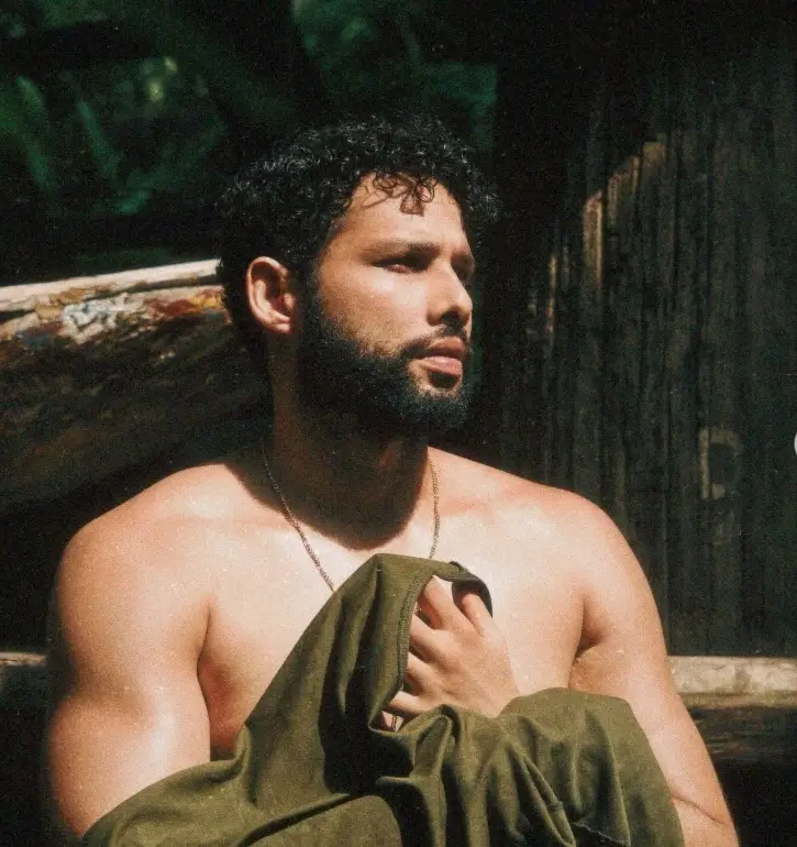 सिद्धांत चतुर्वेदी वायरल वीडियो, मां के साथ चंपी ने जीता फैंस का दिल। 1 Siddhant Chaturvedi Ka Viral Instagram Video