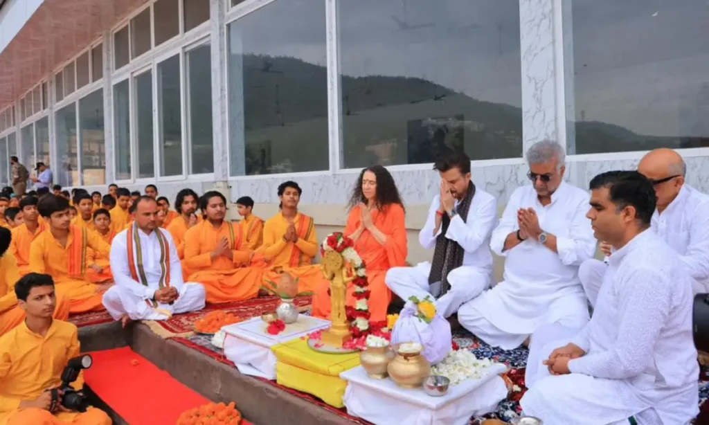 anil-kapoor-along-with-brother-boney-kapoor-immersed-the-ashes-of-his-mother-nirmal-kapoor