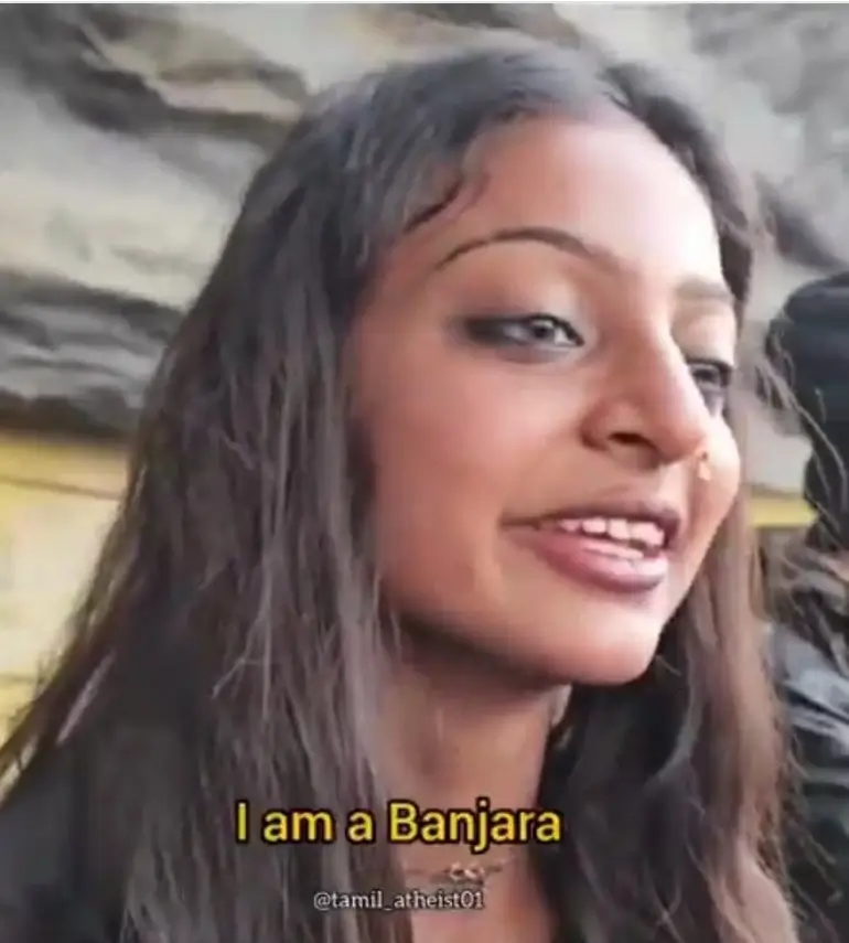 कुंभ वायरल गर्ल मोनालिसा का पहला गाना 'सादगी' रिलीज, सोशल मीडिया पर मचा धमाल! 1 kumbh viral girl monalisa