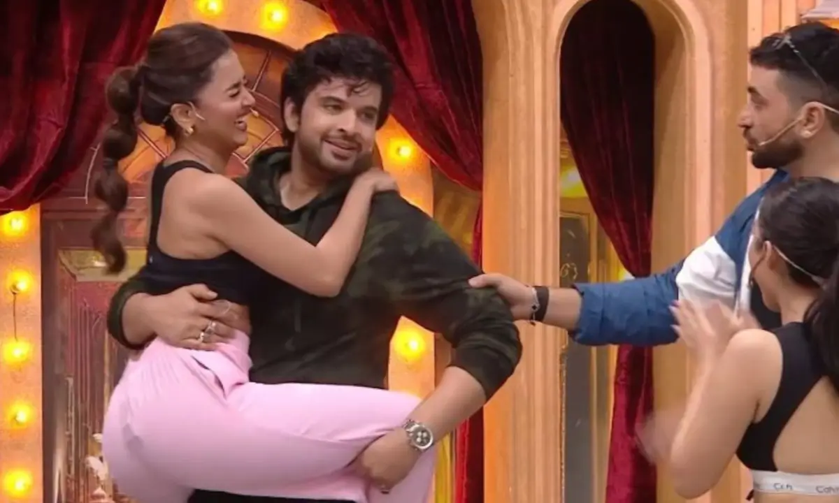 Tejasswi Prakash’s Laughter Chefs Season 2 Viral Video Nails Weightlifting Challenge, Karan Kundrra Lifts Her in Joy