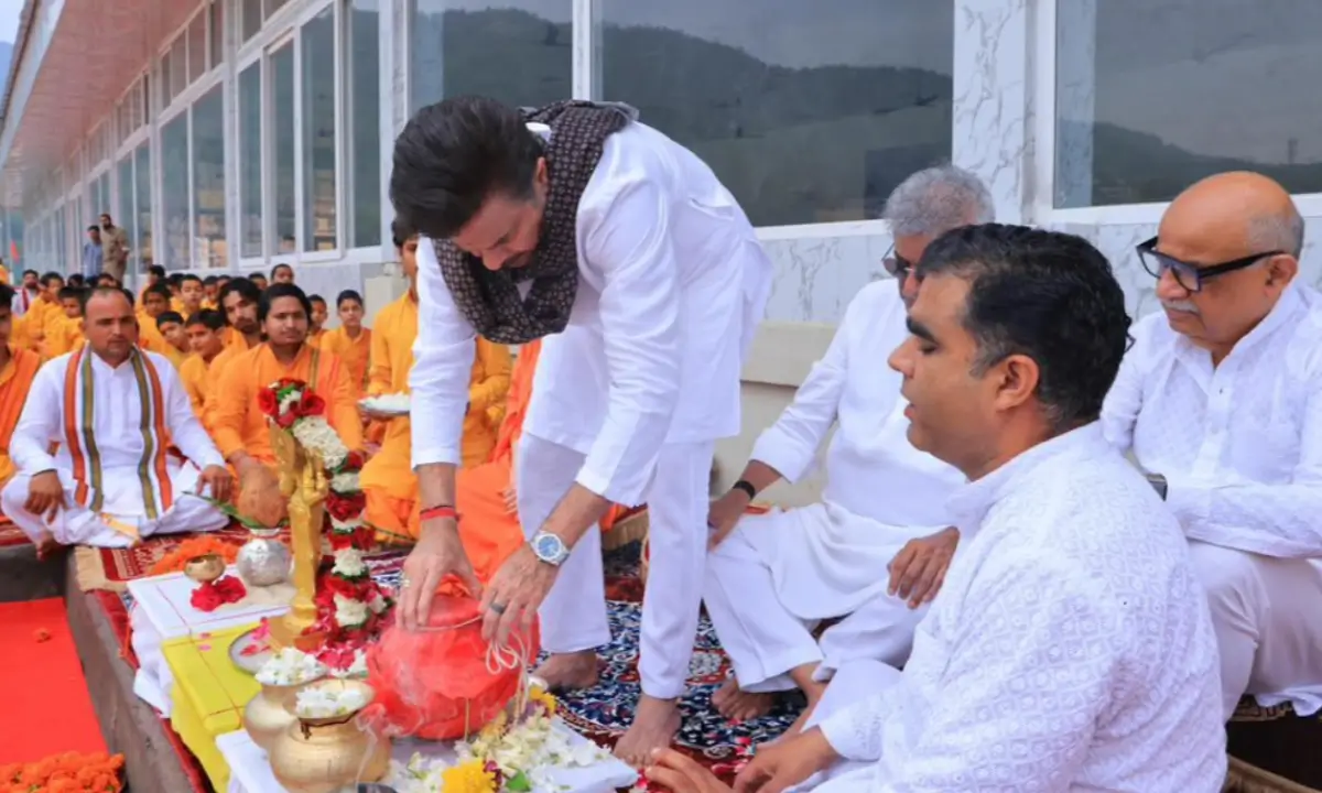 anil-kapoor-along-with-brother-boney-kapoor-immersed-the-ashes-of-his-mother-nirmal-kapoor